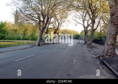 C'est Kelvin Way à Glasgow. Il porte le nom de la rivière Kelvin sur laquelle elle passe. Normalement très occupé car il fait le chemin à travers Kelvingrove Park mais maintenant déserté en raison de Covid-19 qui a fait rage à travers la Grande-Bretagne causant une pandémie. De nombreuses régions sont en confinement alors que la population tente de briser le taux d'infection. Glasgow. Octobre 2020. ALAN WYLIE/ALAMY© Banque D'Images