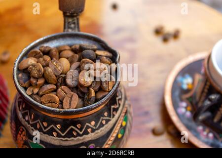 Grains de café dans une cafetière. Concept de café turc Banque D'Images