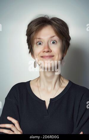 portrait de la femme grimacing émotif avec des cheveux courts. positive femme Banque D'Images