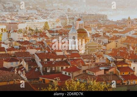 Vue aérienne de Nice, France. Toits rouges, grande roue de ferris, port, architecture. Côte d'Azur France. Station de luxe de la côte d'azur. Haut vi Banque D'Images