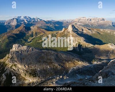 Mont Marmolada, la reine des dolomites. En premier plan, route de montagne et col de montagne de Valparola. Les Dolomites sont classés comme l'UNESCO World Her Banque D'Images