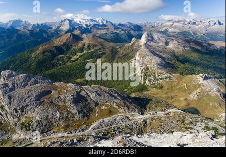 Mont Marmolada, la reine des dolomites. En premier plan, route de montagne et col de montagne de Valparola. Les Dolomites sont classés comme l'UNESCO World Her Banque D'Images