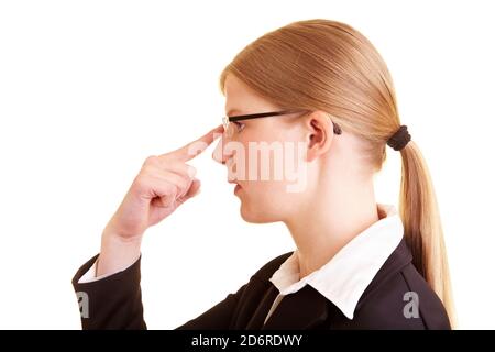 Une femme blonde repousse ses lunettes Banque D'Images