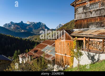 Vue sur la chaîne de montagnes Tamer dans les dolomites. Village Fornsesighe, un exemple de l'architecture alpine locale et originale de la Vénétie en Banque D'Images