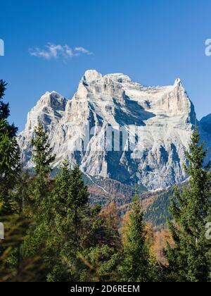 Monte Pelmo, l'une des icônes des Dolomites, s'élevant au-dessus de Val di Zoldo. Les Dolomites de la Vénétie font partie du patrimoine mondial de l'UNESCO. Europe, Banque D'Images