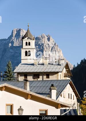 Village Colle San Lucia à Val Fiorentina. Monte Pelmo en arrière-plan, une icône des Dolomites. Les Dolomites de la Vénétie font partie de l'UNE Banque D'Images