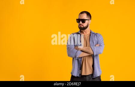 Tenir le moment. Homme à la face équitable dans la tenue en denim qui se compose d'une veste et d'un Jean mélangé avec un t-shirt blanc brillant et des verres tendance Banque D'Images