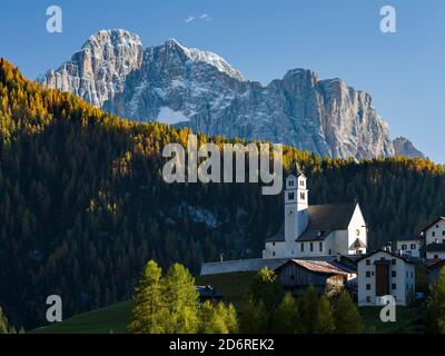 Village Colle San Lucia à Val Fiorentina. La Civetta en arrière-plan, une icône des Dolomites. Les Dolomites de la Vénétie font partie de l'ONU Banque D'Images