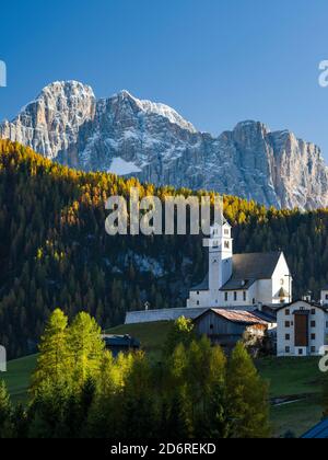 Village Colle San Lucia à Val Fiorentina. La Civetta en arrière-plan, une icône des Dolomites. Les Dolomites de la Vénétie font partie de l'ONU Banque D'Images