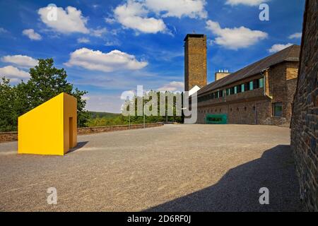 Ancien NS-Ordensburg Vogelsang, aujourd'hui mémorial avec sculpture jaune, Allemagne, Rhénanie-du-Nord-Westphalie, Parc national d'Eifel, Schleiden Banque D'Images