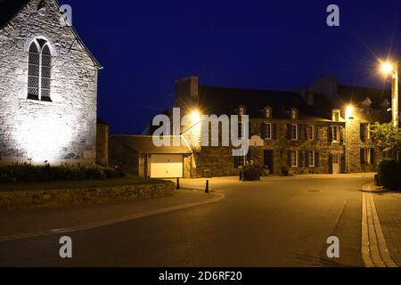 Église illuminée de Saint-Pierre dans la soirée, France, Bretagne, Côtes-d’Armor, Plurien Banque D'Images