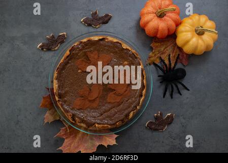 Délicieuse tarte au chocolat et à la citrouille faite maison pour halloween Banque D'Images