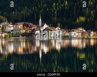 Village Alleghe à Lago di Alleghe au pied du mont Civetta, l'une des icônes des Dolomites de la Vénétie. Les Dolomites de la Vénétie sont par Banque D'Images