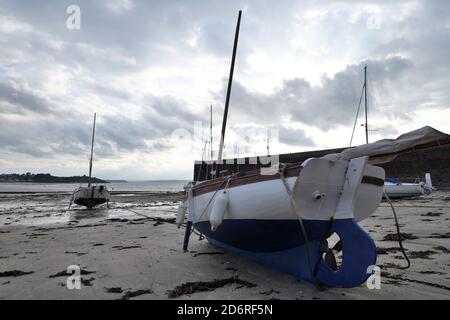 Bateau à voile à marée basse, France, Bretagne, Côtes-d’Armor, Pléneuf-Val-André Banque D'Images