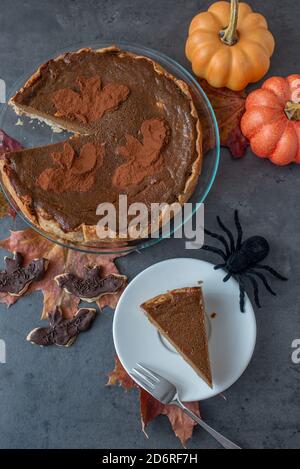 Délicieuse tarte au chocolat et à la citrouille faite maison pour halloween Banque D'Images