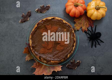 Délicieuse tarte au chocolat et à la citrouille faite maison pour halloween Banque D'Images