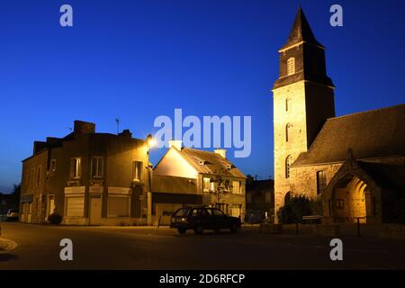 Clocher illuminé de l'église Saint-Pierre dans la soirée, France, Bretagne, Côtes-d'Armor, Plurien Banque D'Images