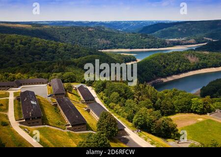 Ancien NS-Ordensburg Vogelsang, vue sur le lac de stockage d'Urft et le parc national d'Eifel, Allemagne, Rhénanie-du-Nord-Westphalie, parc national d'Eifel, Schleiden Banque D'Images