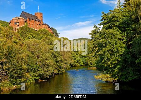 Château de Hengebach avec la rivière Rur, Allemagne, Rhénanie-du-Nord-Westphalie, Eifel, Heimbach Banque D'Images