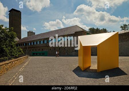 Ancien NS-Ordensburg Vogelsang, aujourd'hui mémorial avec sculpture jaune, Allemagne, Rhénanie-du-Nord-Westphalie, Parc national d'Eifel, Schleiden Banque D'Images