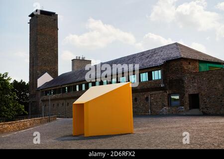 Ancien NS-Ordensburg Vogelsang, aujourd'hui mémorial avec sculpture jaune, Allemagne, Rhénanie-du-Nord-Westphalie, Parc national d'Eifel, Schleiden Banque D'Images