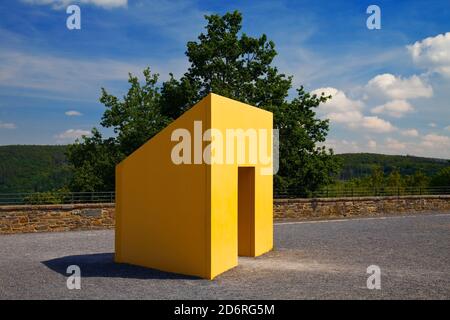 Ancien NS-Ordensburg Vogelsang, aujourd'hui mémorial avec sculpture jaune, Allemagne, Rhénanie-du-Nord-Westphalie, Parc national d'Eifel, Schleiden Banque D'Images