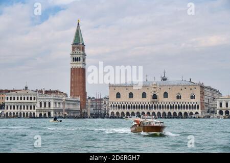 Piazza San Marco vu du bateau pendant une journée nuageux, Venise, Italie Banque D'Images