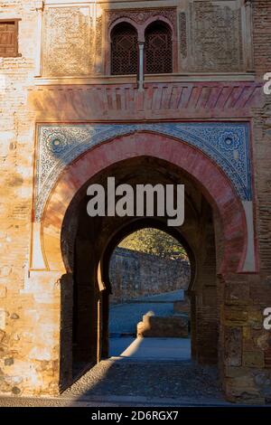 Le XIVe siècle Puerto del Vino (la porte des vins), Plaza de los Algybes, Alhambra, Grenade, Andalousie, Espagne Banque D'Images