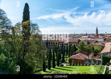 Belle vue sur les jardins de Giusti et vue sur la ville italienne de Vérone. Arbres et fleurs devant les toits et les maisons de Vérone. Personne Banque D'Images