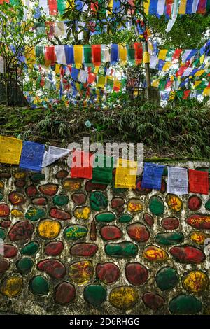 Darjeeling, Inde - octobre 2020 : drapeaux de prière au temple de Mahakal sur la colline de l'Observatoire le 13 octobre 2020 à Darjeeling, Bengala occidental, Inde. Banque D'Images