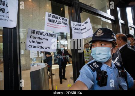 Une femme de police garde devant l'ambassade de Thaïlande tandis que des activistes ont manifesté en solidarité avec les manifestations pro-démocratie en cours en Thaïlande à DoilandDozens des militants pro-démocratie de Hong Kong rassemblés devant l'ambassade de Thaïlande pour montrer leur solidité avec les manifestants anti-gouvernement thaïlandais et condamner la violente répression contre les manifestants Manifestants par le gouvernement thaïlandais. Banque D'Images