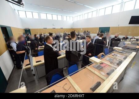 19 octobre 2020, Rhénanie-Palatinat, Trèves: Des avocats attendent dans la salle d'audience pour les accusés autour d'un centre informatique illégal dans un ancien bunker de l'OTAN à Traben-Trarbach. Huit suspects - quatre Hollandais, trois Allemands et un bulgare - auraient hébergé des sites Web sur des serveurs dans les installations souterraines, par lesquels des criminels du monde entier ont mené des affaires illégales d'une valeur de millions de personnes, selon les poursuites judiciaires. Entre autres choses, ils sont accusés de complicité. Le centre informatique a été fouillé dans une opération importante à la fin de septembre 2019. 403 serveurs nous Banque D'Images