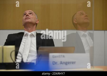 19 octobre 2020, Rhénanie-Palatinat, Trèves: Jörg Angerer, représentant du bureau du procureur général, siège dans la salle d'audience avant le début du procès au sujet d'un centre informatique illégal dans un ancien bunker de l'OTAN à Traben-Trarbach. Huit suspects - quatre Hollandais, trois Allemands et un bulgare - auraient hébergé des sites Web sur des serveurs dans les installations souterraines, par lesquels des criminels du monde entier ont mené des affaires illégales d'une valeur de millions de personnes, selon les poursuites judiciaires. Entre autres choses, ils sont accusés de complicité. Le centre informatique a été fouillé dans un ma Banque D'Images