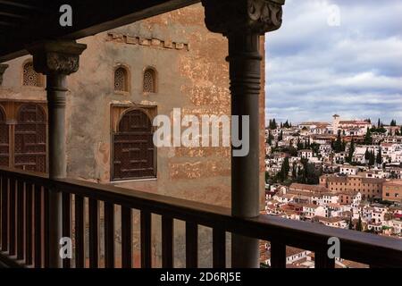 Vue sur El Albaicín depuis la galerie ouverte au-dessus du patio de la Reja, la Alhambra, Grenade, Andalousie, Espagne Banque D'Images