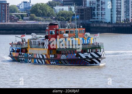 Le Snowdrop du ferry de Mersey Dazzle approche de la Seacombe le mois de juillet Wirral 2020 Banque D'Images