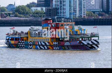 Le Snowdrop du ferry de Mersey Dazzle approche de la Seacombe le mois de juillet Wirral 2020 Banque D'Images