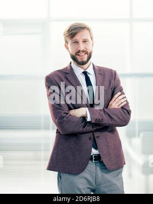 portrait d'un homme d'affaires confiant sur un fond de bureau. Banque D'Images