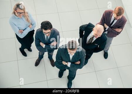 vue du dessus. équipe de professionnels confiants debout au bureau. Banque D'Images