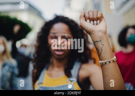 Femme afro-américaine protestant dans les rues, grève et manifestation. Banque D'Images