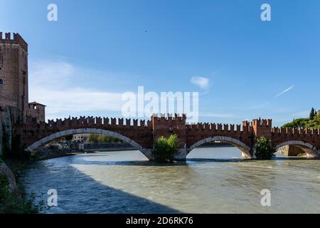 Vue sur le pont 'Castel Vecchio' qui s'étend du château au-dessus de l'Adige à Vérone, en Italie Banque D'Images