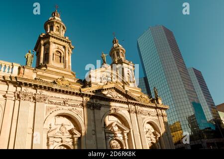 Cathédrale métropolitaine de la Plaza de Armas en début de matinée, Santiago du Chili Banque D'Images