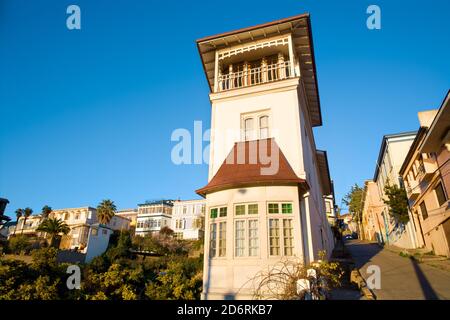 Valparaiso, région de Valparaiso, Chili, Amérique du Sud - maisons typiques sur les collines de Cerro Alegre. Banque D'Images