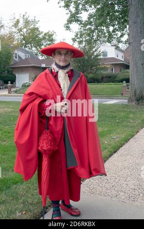 Portrait posé d'une femme vêtue presque entièrement en rouge. À Flushing, Queens, New York. Banque D'Images