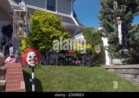 Décorations d'Halloween élaborées sur la pelouse d'une maison privée à Flushing, Queens, New York. Banque D'Images