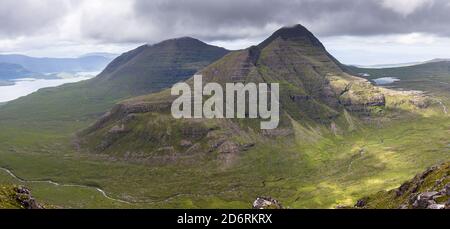 Beinn Alligin et les « cornes d'Alligin » de Beinn Dearg, forêt de Torridon, Wester Ross, Écosse Banque D'Images