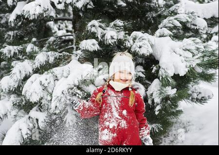 portrait d'un bel enfant caucasien sur un fond de Arbres de Noël enneigés Banque D'Images