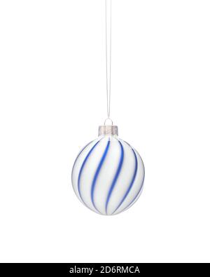 Boule de Noël blanc mat ornée de rayures bleues royales torsadées. Isolé sur fond blanc. Décoration de Noël, concept d'atmosphère festive. Banque D'Images
