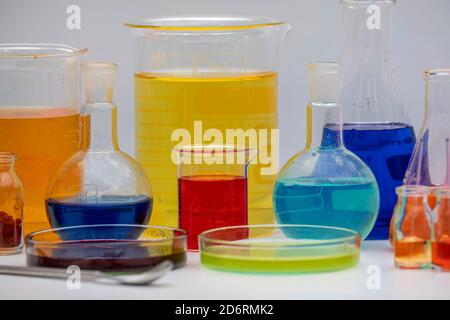 Équipement de laboratoire. Tubes en verre, flacon, erlenmeyer, bécher, boîte de Petri, ballon et autres équipements de mesure de laboratoire de chimie et de médecine. Test equ Banque D'Images