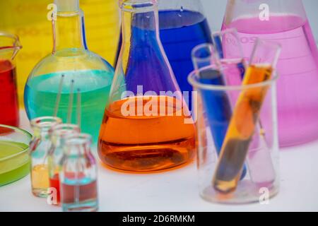 Équipement de laboratoire. Tubes en verre, flacon, erlenmeyer, bécher, boîte de Petri, ballon et autres équipements de mesure de laboratoire de chimie et de médecine. Test equ Banque D'Images
