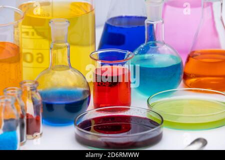 Équipement de laboratoire. Tubes en verre, flacon, erlenmeyer, bécher, boîte de Petri, ballon et autres équipements de mesure de laboratoire de chimie et de médecine. Test equ Banque D'Images